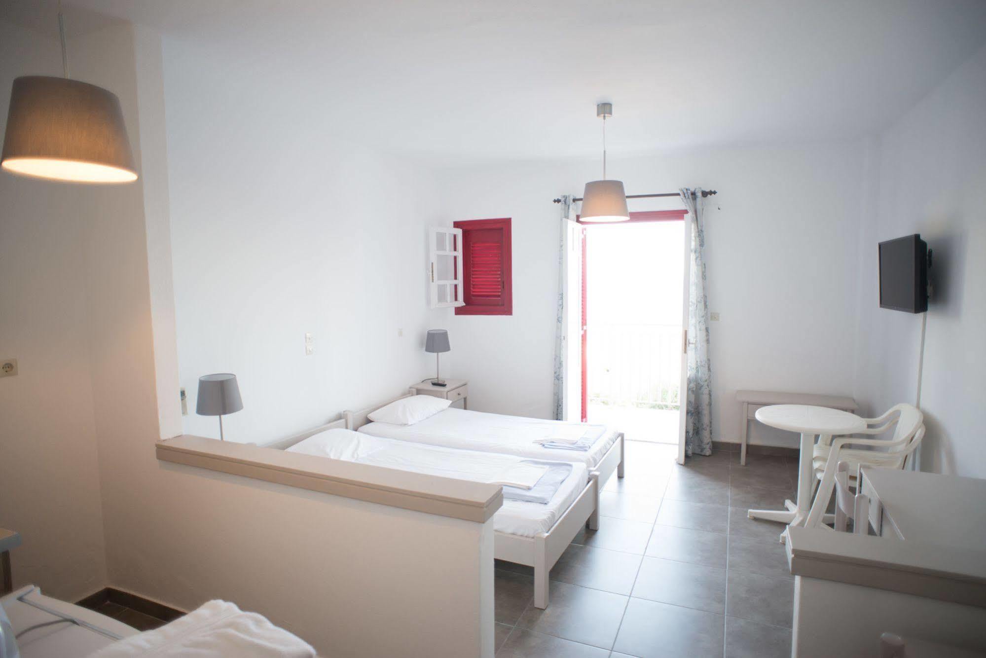 Ostria Hotel & Apartments Gavrio Exterior photo